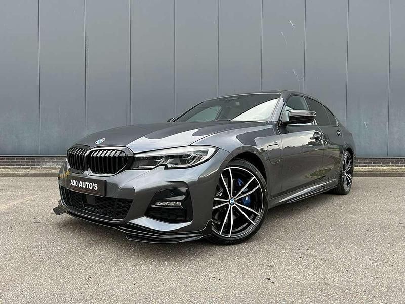 Grijs Gebruikt 2021 BMW 330e M Sport Sedan | € 39.900 (Duur) - Afbeelding 1/4