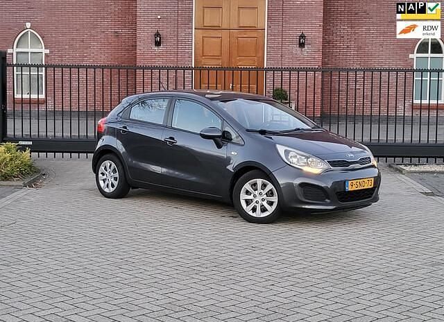 Grijs Gebruikt 2013 Kia Rio Comfort Hatchback | € 3.999 (Eerlijke prijs) - Afbeelding 1/4