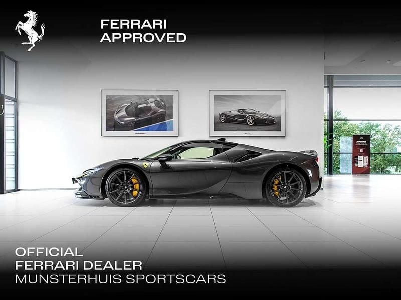 Grijs Gebruikt 2022 Ferrari SF90 Coupé | € 479.500 - Afbeelding 1/4