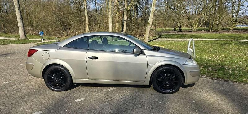 Beige Gebruikt 2004 Renault Mégane Cabriolet Luxe Cabriolet | € 2.600 (Iets duurder) - Afbeelding 1/4