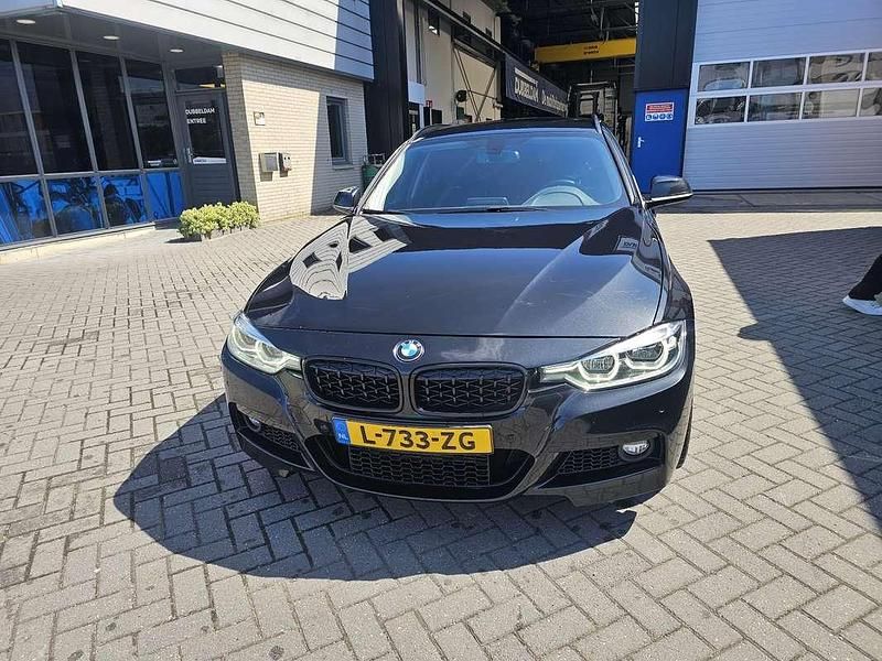 Zwart Gebruikt 2018 BMW 318 Stationwagen | € 14.000 (Duur) - Afbeelding 1/4