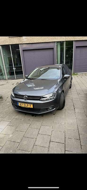 Grijs Gebruikt 2013 VW Jetta Sedan | € 5.200 (Goede deal) - Afbeelding 1/4