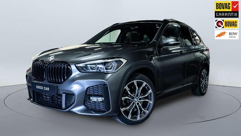 Grijs Gebruikt 2022 BMW X1 Shadowline SUV | € 33.950 (Iets duurder) - Afbeelding 1/4