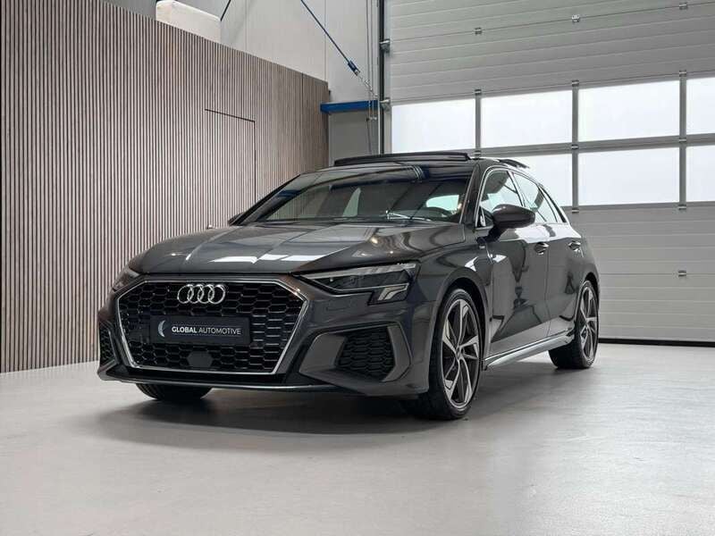 Grijs, metallic lak Gebruikt 2022 Audi A3 Sportback e-tron S-Line Sedan | € 35.990 (Iets duurder) - Afbeelding 1/4