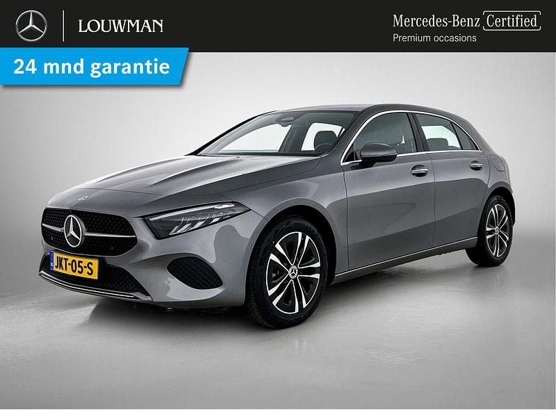 Donker berggrijs metaalkleur metallic Gebruikt 2023 Mercedes A250 Hatchback | € 31.945 (Eerlijke prijs) - Afbeelding 1/4