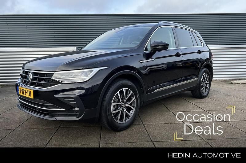 Zwart Occasion 2023 VW Tiguan Life SUV | € 34.495 (Super prijs) - Afbeelding 1/3