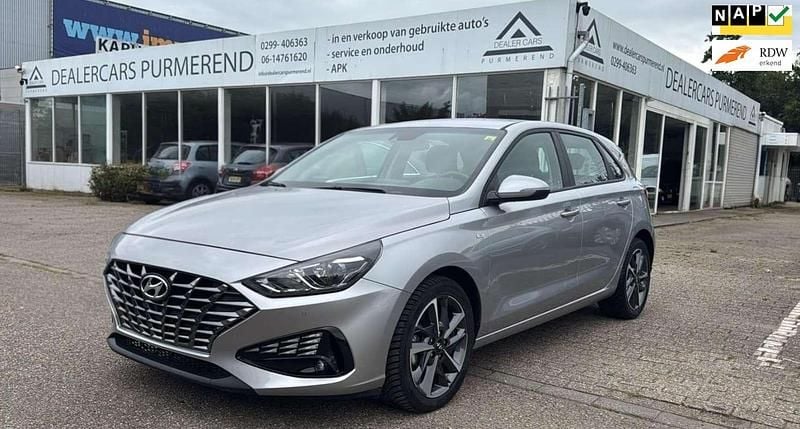 Grijs, metallic lak Gebruikt 2023 Hyundai i30 Comfort Hatchback | € 21.950 (Eerlijke prijs) - Afbeelding 1/4