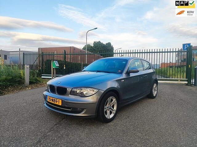 Grijs Gebruikt 2010 BMW 116 Hatchback | € 1.899 (Eerlijke prijs) - Afbeelding 1/4
