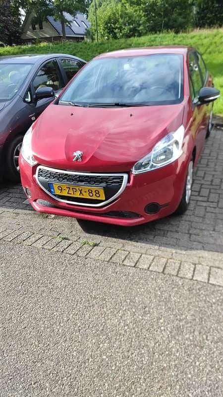 Rood Gebruikt 2015 Peugeot 208 Access Hatchback | € 5.800 (Goede deal) - Afbeelding 1/4