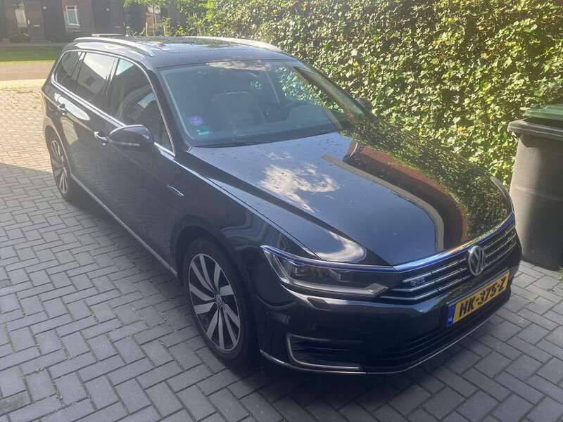 Zwart Gebruikt 2015 VW Passat Highline Stationwagen | € 15.950 (Eerlijke prijs) - Afbeelding 1/4