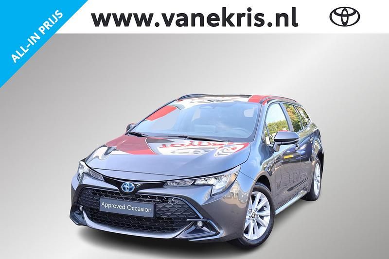 Grijs Gebruikt 2024 Toyota Corolla Hybrid Active Stationwagen | € 28.399 - Afbeelding 1/4