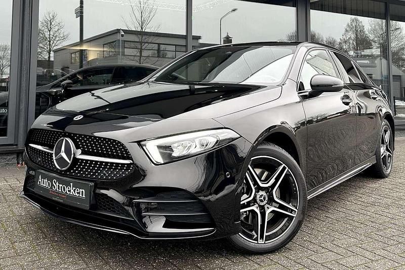 Zwart Occasion 2021 Mercedes A250 AMG Sedan | € 27.949 (Goede deal) - Afbeelding 1/4