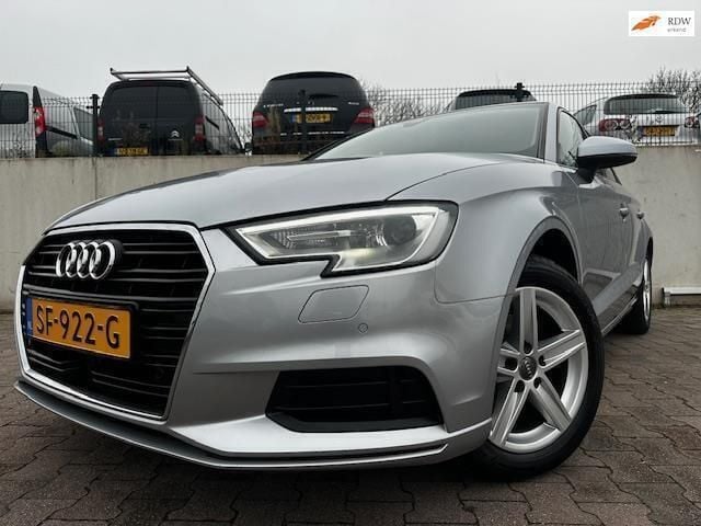 Grijs, metallic lak Gebruikt 2017 Audi A3 Proline Sedan | € 12.999 (Goede deal) - Afbeelding 1/4