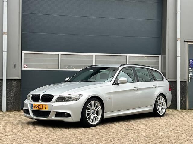 Grijs Gebruikt 2012 BMW 318 M Sport Stationwagen | € 7.450 (Goede deal) - Afbeelding 1/4