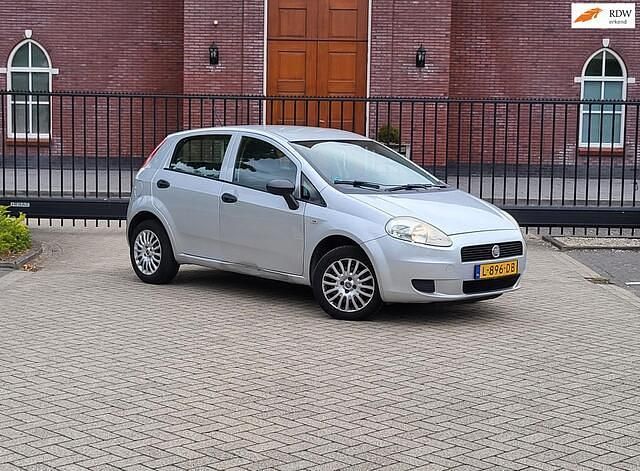 Grijs Gebruikt 2012 Fiat Grande Punto Pop Hatchback | € 1.999 (Goede deal) - Afbeelding 1/4