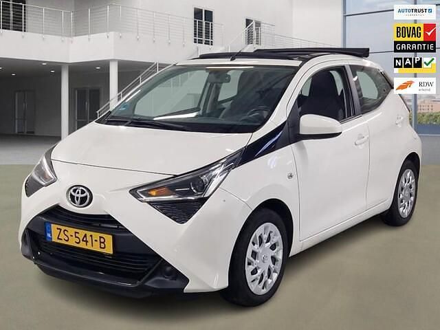 Wit (metallic) Gebruikt 2019 Toyota Aygo X-play Hatchback | € 13.950 (Eerlijke prijs) - Afbeelding 1/4