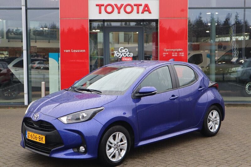 Blauw Gebruikt 2024 Toyota Yaris Hybrid Active Hatchback | € 22.900 (Eerlijke prijs) - Afbeelding 1/4