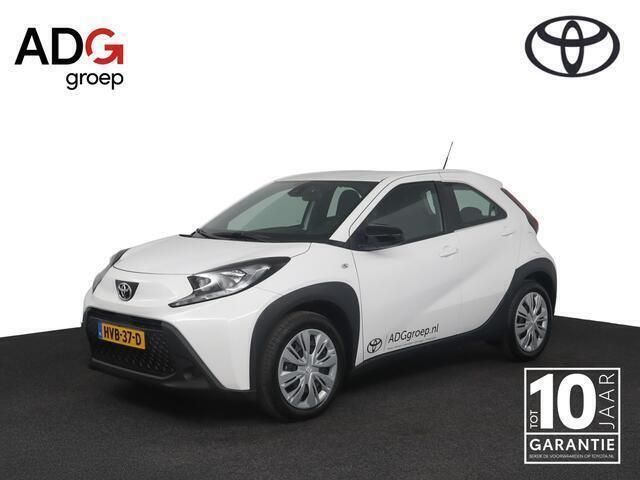 Wit Nieuw 2025 Toyota Aygo X Play SUV | € 21.250 - Afbeelding 1/4