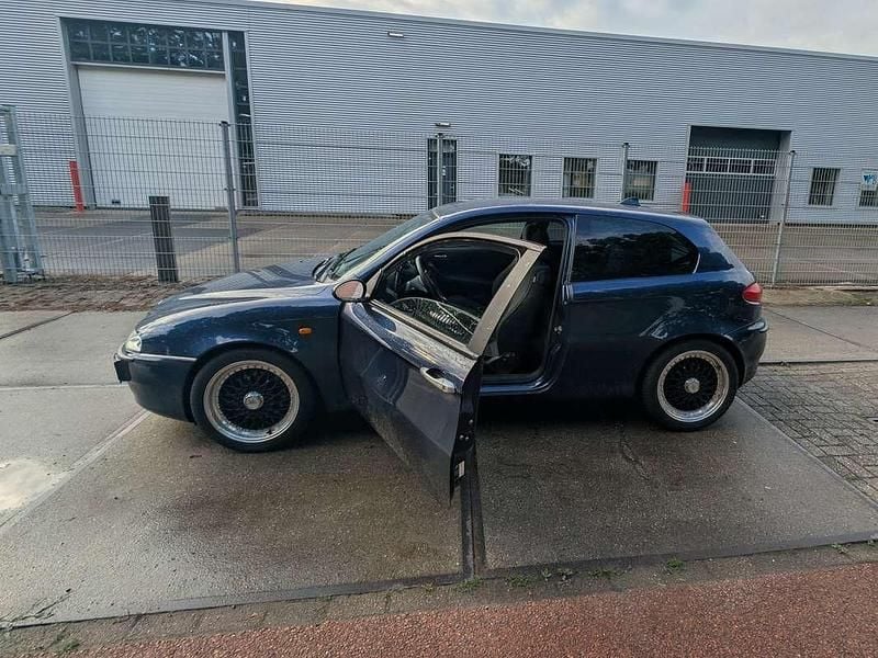 Blauw Gebruikt 2004 Alfa Romeo 147 Impression Hatchback | € 1.400 (Eerlijke prijs) - Afbeelding 1/4