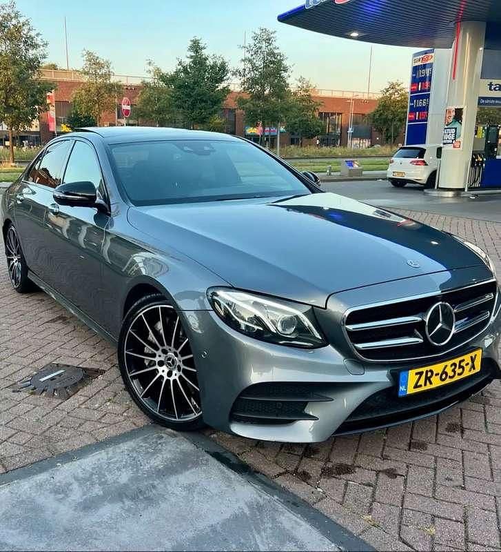 Grijs Gebruikt 2019 Mercedes E350 AMG line Sedan | € 23.600 (Super prijs) - Afbeelding 1/4