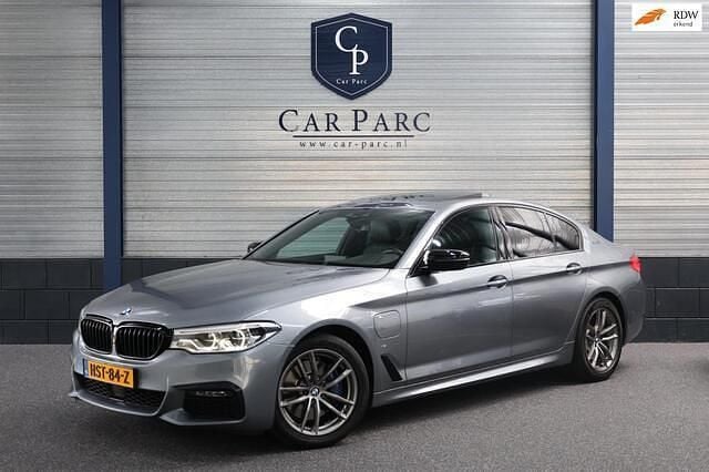 Grijs Gebruikt 2019 BMW 530e iPerformance Sedan | € 29.995 (Eerlijke prijs) - Afbeelding 1/4