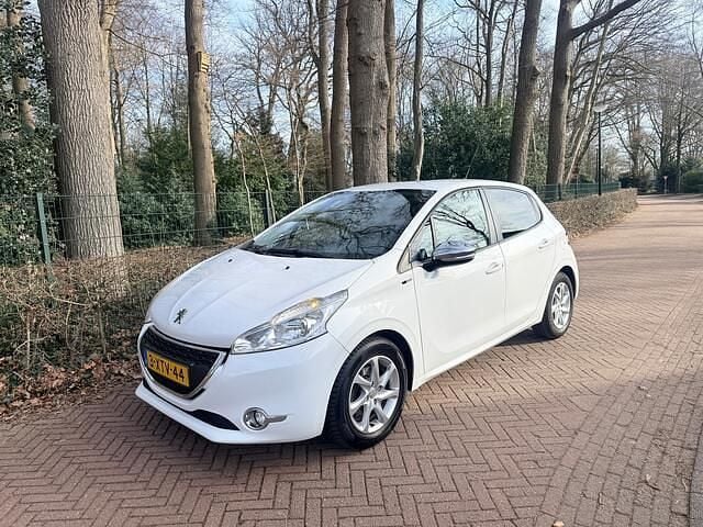 Wit Occasion 2014 Peugeot 208 Style Hatchback | € 2.399 (Super prijs) - Afbeelding 1/4