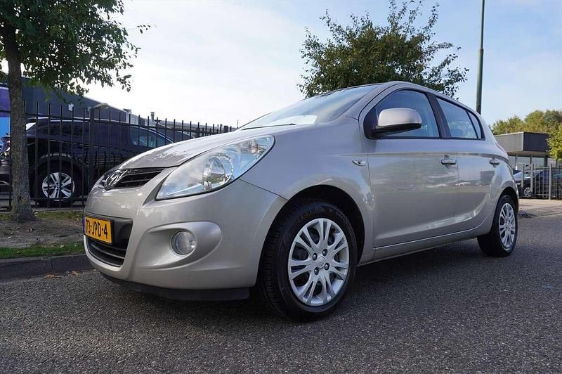 Grijs Occasion 2009 Hyundai i20 Dynamiq Hatchback | € 6.945 (Eerlijke prijs) - Afbeelding 1/4