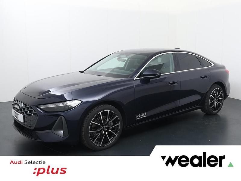 Blauw (metallic) Gebruikt 2024 Audi A5 Advanced Sedan | € 47.840 (Duur) - Afbeelding 1/4