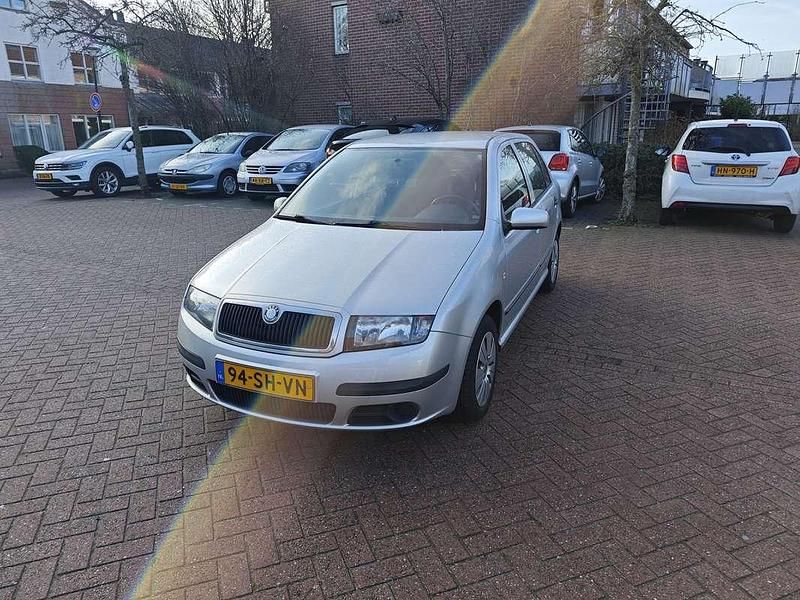 Zilver Occasion 2006 Skoda Fabia Hatchback | € 1.975 (Eerlijke prijs) - Afbeelding 1/4