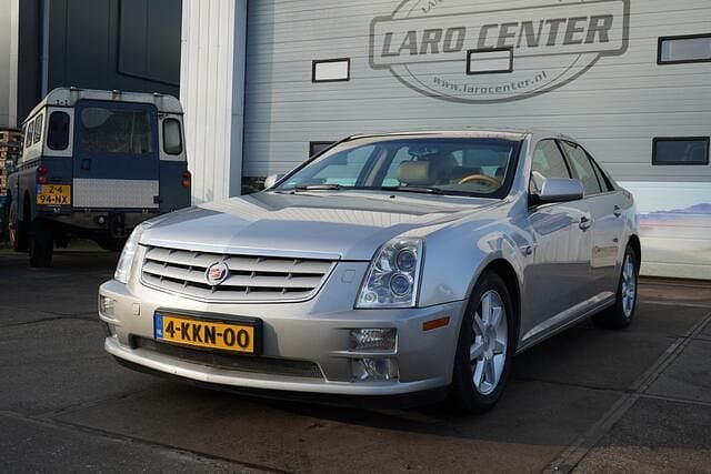 Grijs (metallic) Gebruikt 2010 Cadillac STS Sedan | € 7.950 - Afbeelding 1/4