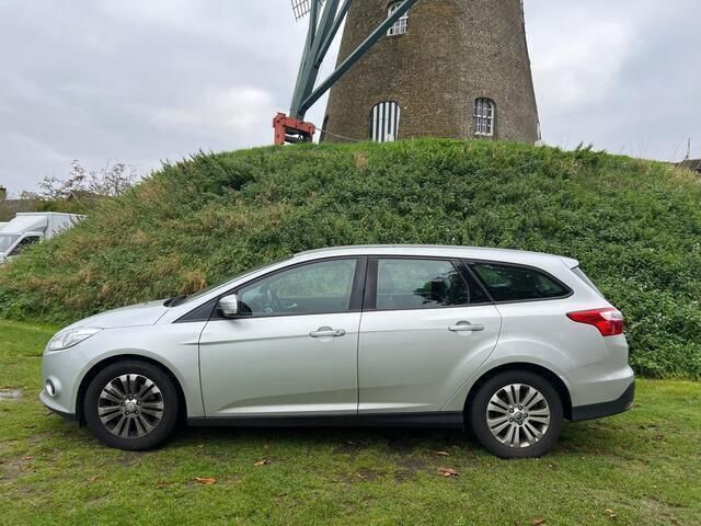 Grijs Gebruikt 2012 Ford Focus Trend Stationwagen | € 3.800 - Afbeelding 1/4