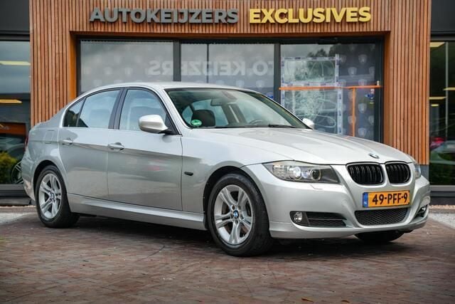 Grijs, metallic lak Gebruikt 2011 BMW 318 Sedan | € 7.900 (Eerlijke prijs) - Afbeelding 1/4