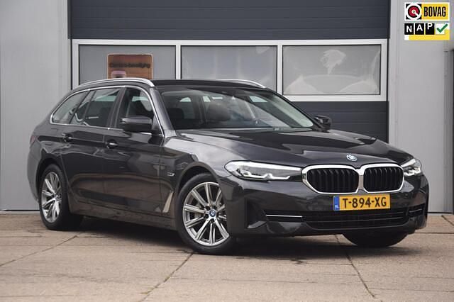 Grijs Gebruikt 2023 BMW 530e Comfort Edition Stationwagen | € 39.950 (Super prijs) - Afbeelding 1/4