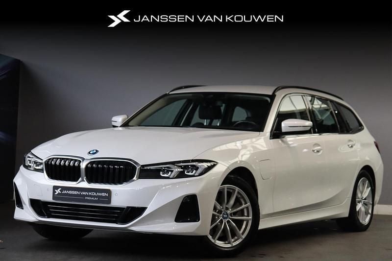 Wit Gebruikt 2023 BMW 320e Stationwagen | € 34.885 (Goede deal) - Afbeelding 1/4