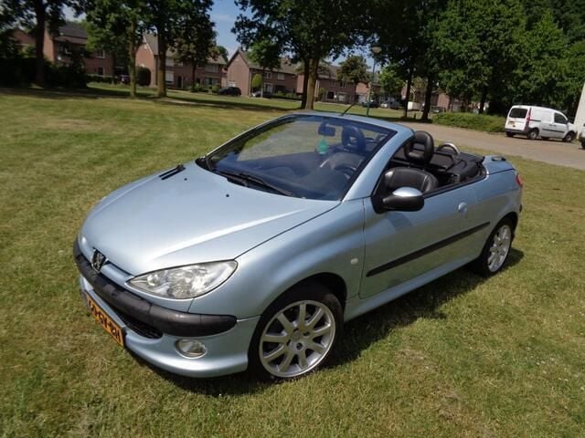 Grijs, metallic lak Gebruikt 2001 Peugeot 206 Cabriolet | € 1.250 (Eerlijke prijs) - Afbeelding 1/4