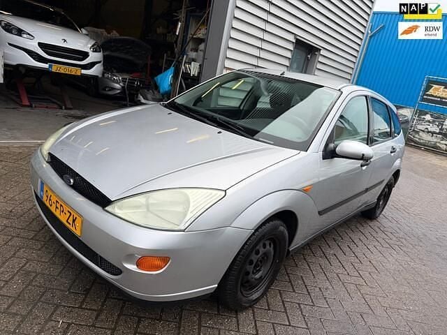 Grijs (metallic) Occasion 2000 Ford Focus Trend Hatchback | € 599 (Goede deal) - Afbeelding 1/4