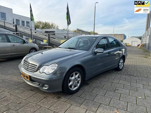 Grijs Gebruikt 2005 Mercedes C200 Sedan | € 4.249 (Eerlijke prijs) - Afbeelding 1/4