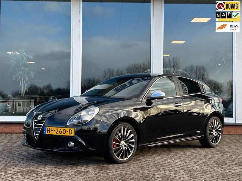 Zwart Occasion 2015 Alfa Romeo Giulietta Exclusive Hatchback | € 9.950 (Eerlijke prijs) - Afbeelding 1/4