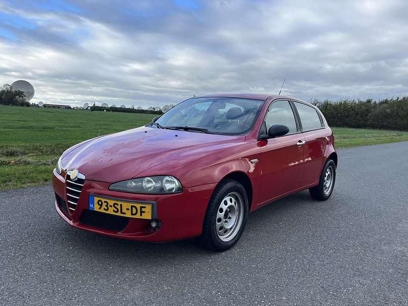 Rood Gebruikt 2006 Alfa Romeo 147 Distinctive Hatchback | € 1.750 (Goede deal) - Afbeelding 1/4