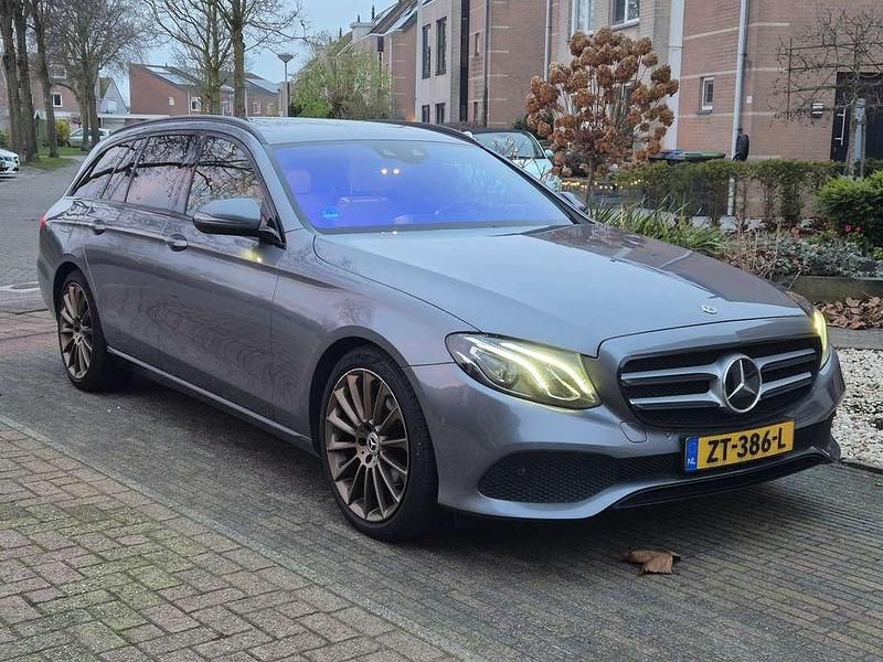 Grijs Occasion 2018 Mercedes E220 Premium Plus Stationwagen | € 19.350 (Super prijs) - Afbeelding 1/4