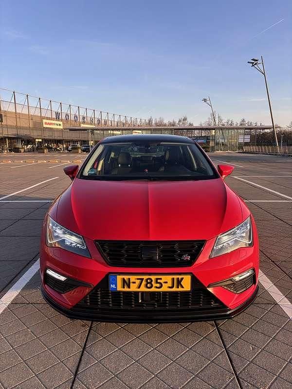 Rood Occasion 2017 Seat Leon FR Hatchback | € 15.995 (Eerlijke prijs) - Afbeelding 1/4