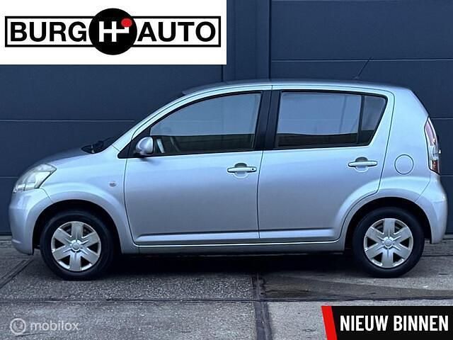 Grijs Occasion 2006 Daihatsu Sirion Hatchback | € 2.300 (Eerlijke prijs) - Afbeelding 1/4