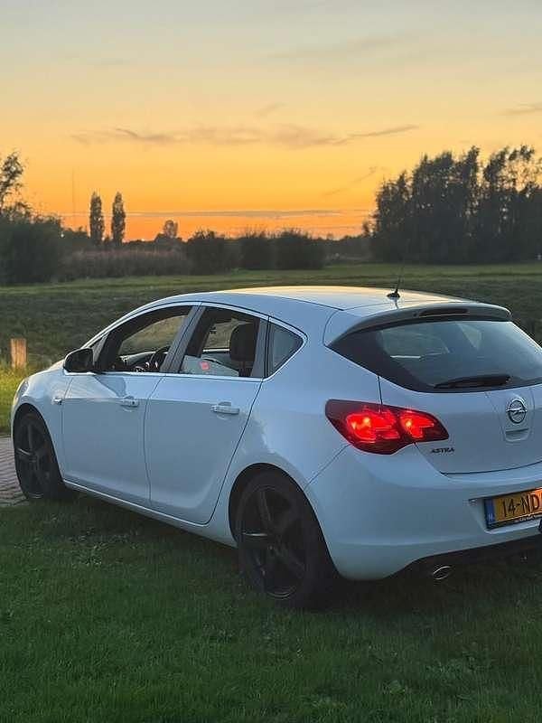 Occasion 2010 Opel Astra Cosmo Sedan | € 2.600 (Goede deal) - Afbeelding 1/4