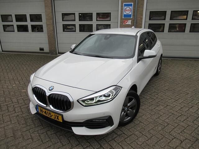 Wit Gebruikt 2020 BMW 118 Executive Hatchback | € 18.250 (Goede deal) - Afbeelding 1/4