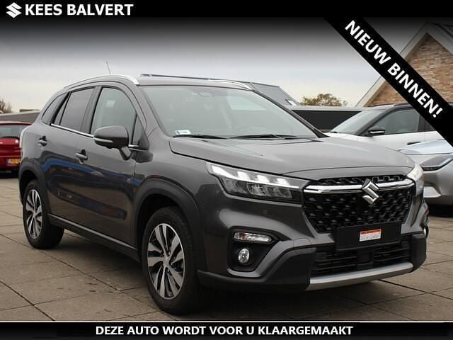 Grijs Gebruikt 2022 Suzuki SX4 S-Cross Style SUV | € 27.950 - Afbeelding 1/2