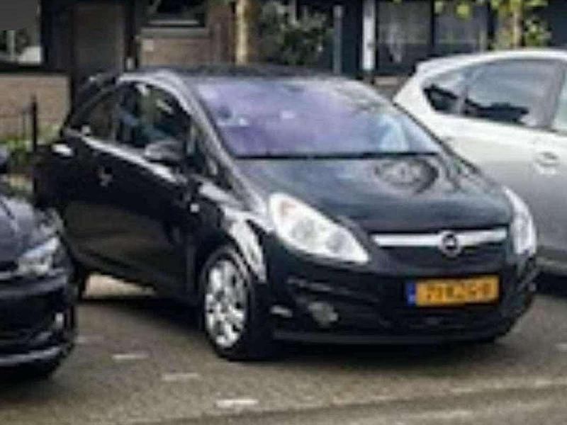 Zwart Occasion 2010 Opel Corsa Cosmo MPV | € 3.100 (Eerlijke prijs) - Afbeelding 1/2