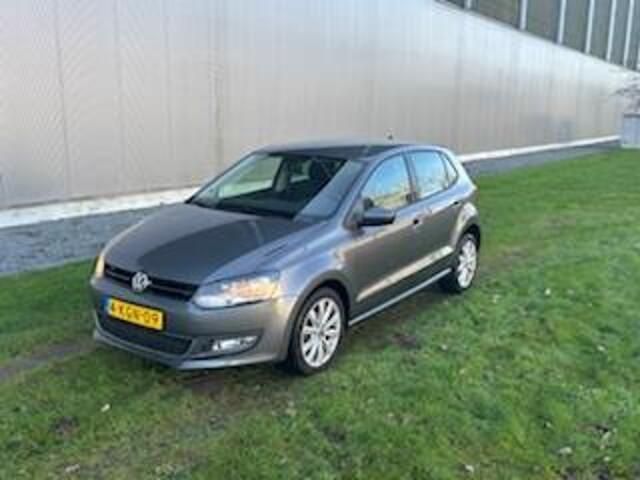 Grijs (metallic) Occasion 2013 VW Polo Highline Hatchback | € 6.750 (Eerlijke prijs) - Afbeelding 1/4