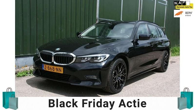 Zwart Gebruikt 2020 BMW 330e Executive Stationwagen | € 24.950 (Goede deal) - Afbeelding 1/4