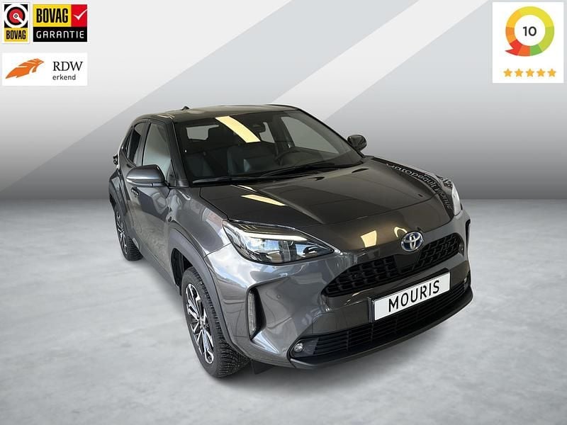 Grijs Gebruikt 2022 Toyota Yaris Cross Team SUV | € 26.950 (Eerlijke prijs) - Afbeelding 1/4