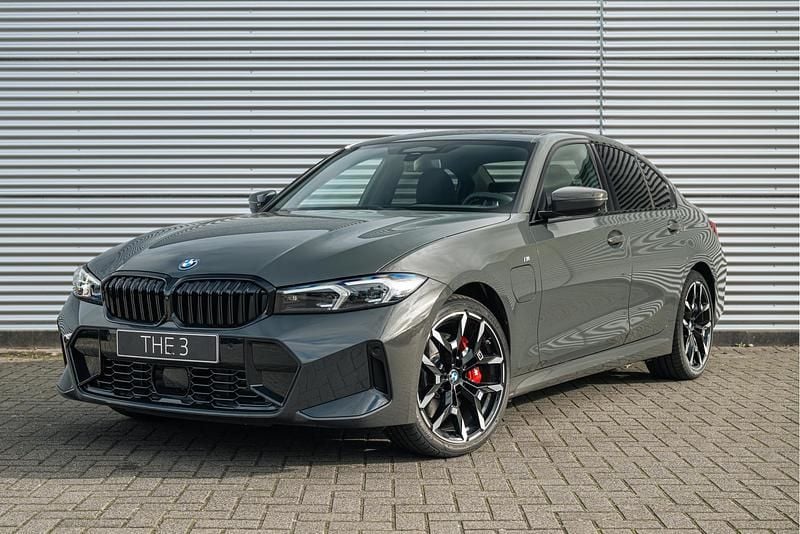 Grijs Nieuw 2025 BMW 330e Executive Sedan | € 79.554 (Duur) - Afbeelding 1/4